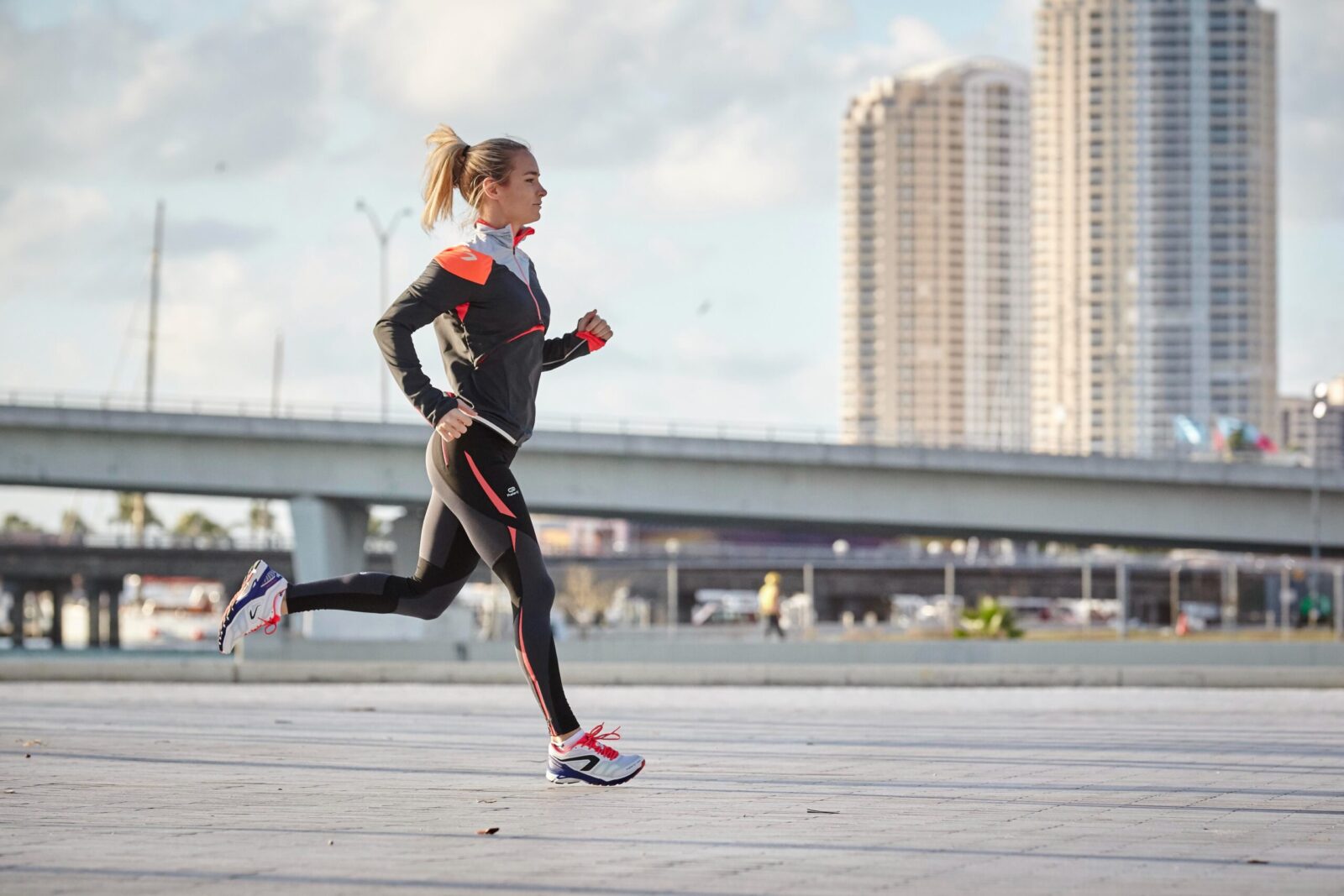 jeune femme en plein footing, avec des chaussures de sport adequates