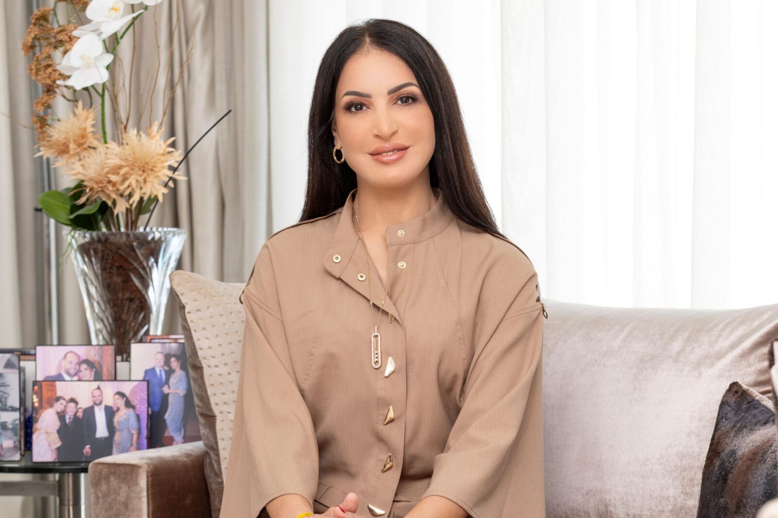 Hind Zemmama dans son salon cosy de sa demeure à Casablanca