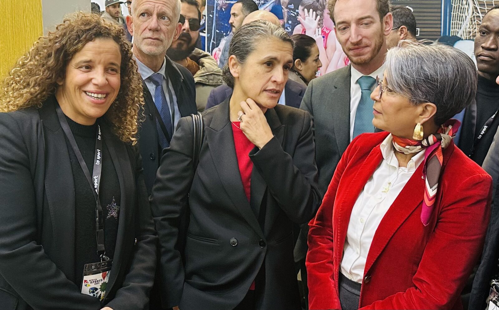 Nawal El Moutawakel, Marie-Cécile Tardieu et Claudia Gaudiau Francisco réunies au pavillon French Sport Touch lors d’Africa Sports Expo à Casablanca, échangeant sur l’avenir du sport féminin.