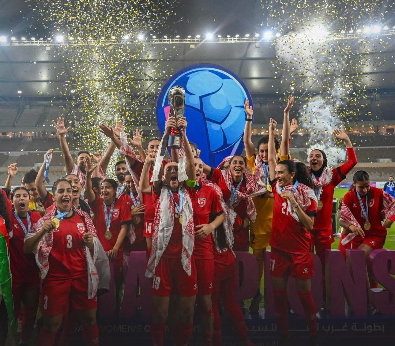 Célébrations, médailles et la coupe du WAFF Women’s Championship 2025 sur la pelouse du stade de Djeddah, pour les heureuses Jordaniennes