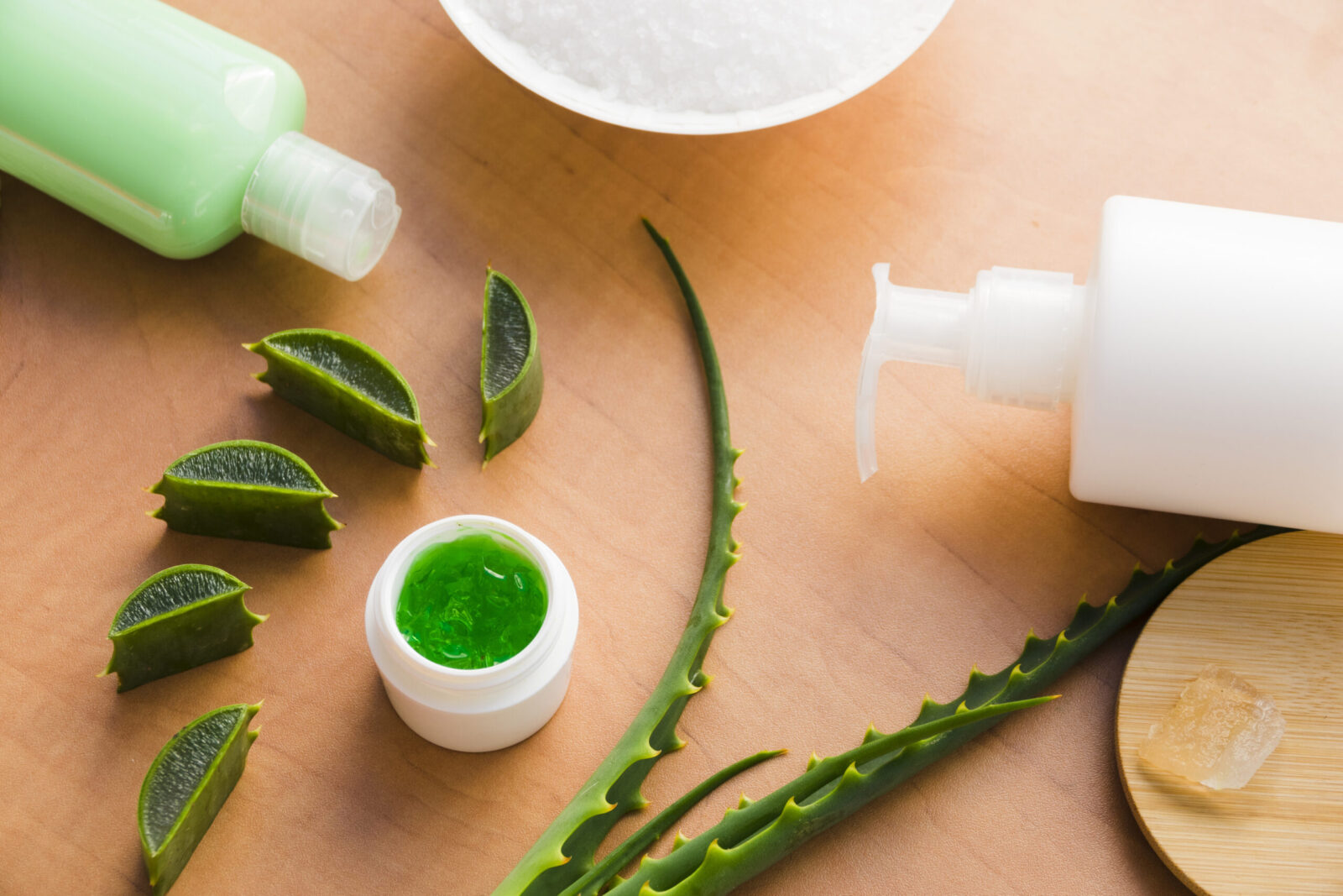 Une image détaillée montrant une feuille d'aloe vera coupée en petits morceaux, révélant le gel transparent et visqueux à l'intérieur. La photo met en évidence le processus de récolte du gel naturel pour les soins de la peau, les masques et les remèdes maison