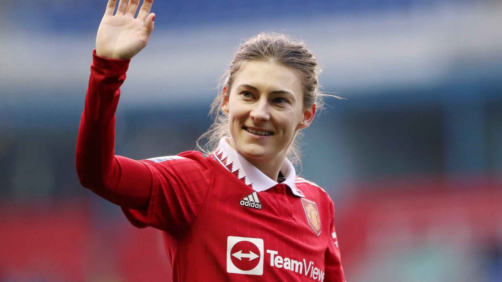 Hannah Blundell devient la première joueuse de Manchester United à rejouer après avoir donné naissance. Un symbole fort pour la maternité dans le sport féminin.