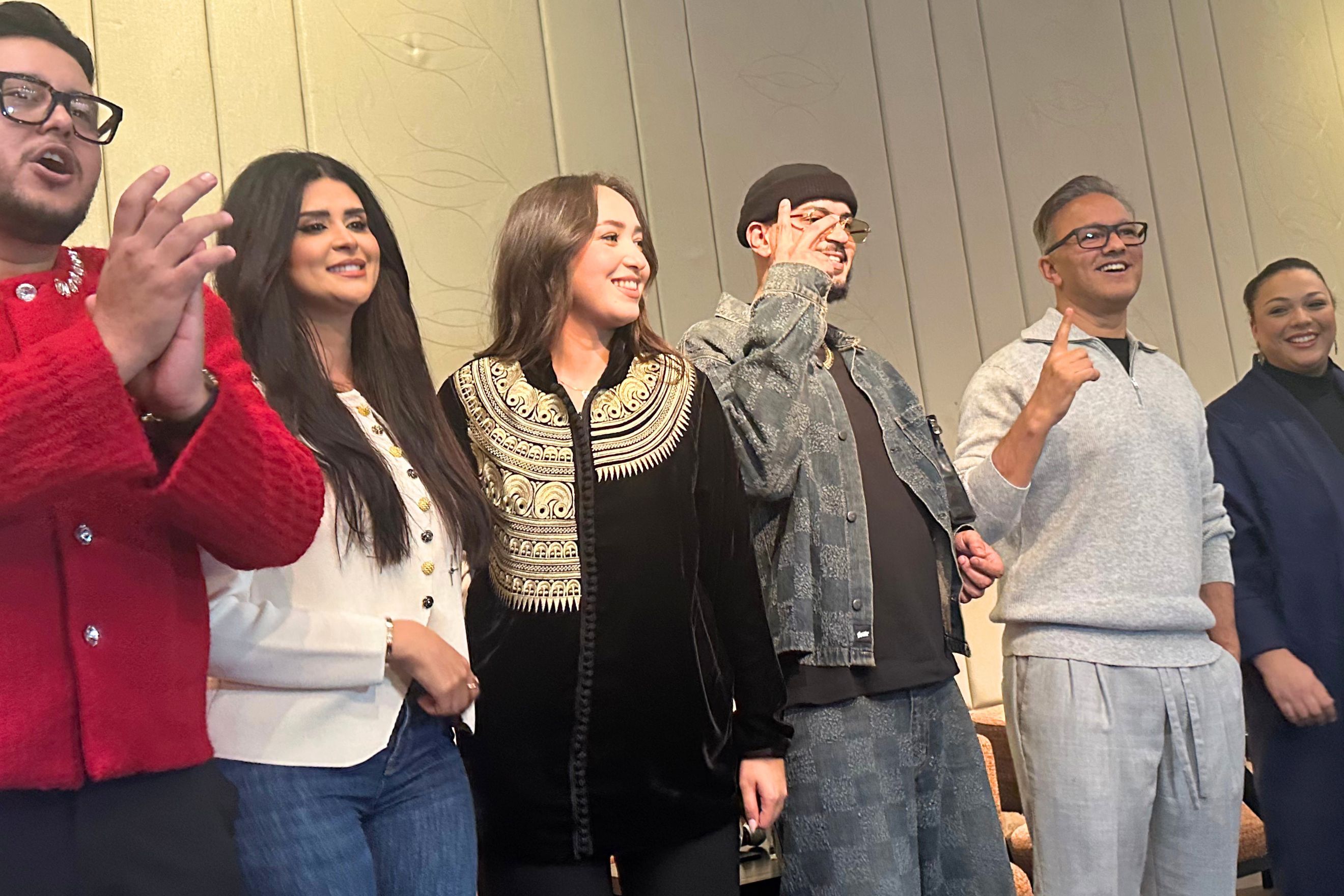 Lors de la présentation de l’album Allah Al Watan Al Malik de RedOne, Hind Ziadi parle foot féminin et dévoile un petit sac piqué à sa mère.